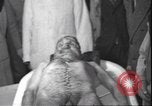 Standbild Leiche von Mussolini Mailand Italien, 1945, aus Sekunde 18 historischem Filmmaterial Videoclip 65675059051