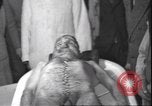 Standbild Leiche von Mussolini Mailand Italien, 1945, aus Sekunde 19 historischem Filmmaterial Videoclip 65675059051