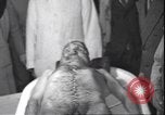 Standbild Leiche von Mussolini Mailand Italien, 1945, aus Sekunde 20 historischem Filmmaterial Videoclip 65675059051