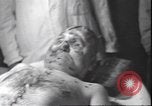 Standbild Leiche von Mussolini Mailand Italien, 1945, aus Sekunde 34 historischem Filmmaterial Videoclip 65675059051