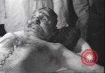Standbild Leiche von Mussolini Mailand Italien, 1945, aus Sekunde 57 historischem Filmmaterial Videoclip 65675059051