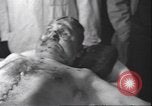 Standbild Leiche von Mussolini Mailand Italien, 1945, aus Sekunde 61 historischem Filmmaterial Videoclip 65675059051
