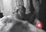 Standbild Leiche von Mussolini Mailand Italien, 1945, aus Sekunde 62 historischem Filmmaterial Videoclip 65675059051