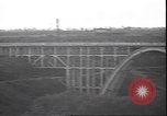 Standbild Fahrbahn Viadukt hoch über dem Tal Italien, 1945, aus Sekunde 4 historischem Filmmaterial Videoclip 65675059052