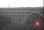 Standbild Fahrbahn Viadukt hoch über dem Tal Italien, 1945, aus Sekunde 5 historischem Filmmaterial Videoclip 65675059052