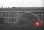 Standbild Fahrbahn Viadukt hoch über dem Tal Italien, 1945, aus Sekunde 6 historischem Filmmaterial Videoclip 65675059052