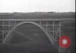 Standbild Fahrbahn Viadukt hoch über dem Tal Italien, 1945, aus Sekunde 7 historischem Filmmaterial Videoclip 65675059052