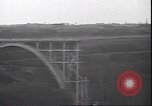 Standbild Fahrbahn Viadukt hoch über dem Tal Italien, 1945, aus Sekunde 8 historischem Filmmaterial Videoclip 65675059052