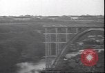 Standbild Fahrbahn Viadukt hoch über dem Tal Italien, 1945, aus Sekunde 13 historischem Filmmaterial Videoclip 65675059052