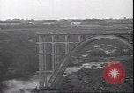 Standbild Fahrbahn Viadukt hoch über dem Tal Italien, 1945, aus Sekunde 14 historischem Filmmaterial Videoclip 65675059052