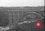 Standbild Fahrbahn Viadukt hoch über dem Tal Italien, 1945, aus Sekunde 15 historischem Filmmaterial Videoclip 65675059052