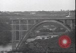 Standbild Fahrbahn Viadukt hoch über dem Tal Italien, 1945, aus Sekunde 16 historischem Filmmaterial Videoclip 65675059052