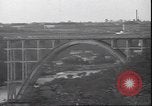 Standbild Fahrbahn Viadukt hoch über dem Tal Italien, 1945, aus Sekunde 17 historischem Filmmaterial Videoclip 65675059052