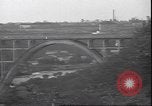 Standbild Fahrbahn Viadukt hoch über dem Tal Italien, 1945, aus Sekunde 18 historischem Filmmaterial Videoclip 65675059052