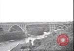 Standbild Fahrbahn Viadukt hoch über dem Tal Italien, 1945, aus Sekunde 22 historischem Filmmaterial Videoclip 65675059052