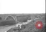 Standbild Fahrbahn Viadukt hoch über dem Tal Italien, 1945, aus Sekunde 23 historischem Filmmaterial Videoclip 65675059052