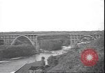 Standbild Fahrbahn Viadukt hoch über dem Tal Italien, 1945, aus Sekunde 24 historischem Filmmaterial Videoclip 65675059052