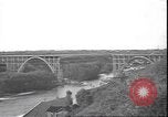 Standbild Fahrbahn Viadukt hoch über dem Tal Italien, 1945, aus Sekunde 25 historischem Filmmaterial Videoclip 65675059052