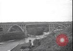 Standbild Fahrbahn Viadukt hoch über dem Tal Italien, 1945, aus Sekunde 26 historischem Filmmaterial Videoclip 65675059052