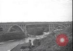 Standbild Fahrbahn Viadukt hoch über dem Tal Italien, 1945, aus Sekunde 27 historischem Filmmaterial Videoclip 65675059052