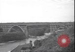 Standbild Fahrbahn Viadukt hoch über dem Tal Italien, 1945, aus Sekunde 28 historischem Filmmaterial Videoclip 65675059052