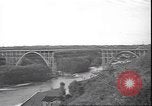 Standbild Fahrbahn Viadukt hoch über dem Tal Italien, 1945, aus Sekunde 29 historischem Filmmaterial Videoclip 65675059052