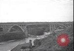 Standbild Fahrbahn Viadukt hoch über dem Tal Italien, 1945, aus Sekunde 30 historischem Filmmaterial Videoclip 65675059052