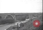 Standbild Fahrbahn Viadukt hoch über dem Tal Italien, 1945, aus Sekunde 31 historischem Filmmaterial Videoclip 65675059052