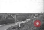 Standbild Fahrbahn Viadukt hoch über dem Tal Italien, 1945, aus Sekunde 32 historischem Filmmaterial Videoclip 65675059052