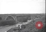 Standbild Fahrbahn Viadukt hoch über dem Tal Italien, 1945, aus Sekunde 33 historischem Filmmaterial Videoclip 65675059052