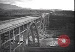 Standbild Fahrbahn Viadukt hoch über dem Tal Italien, 1945, aus Sekunde 34 historischem Filmmaterial Videoclip 65675059052