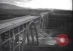 Standbild Fahrbahn Viadukt hoch über dem Tal Italien, 1945, aus Sekunde 35 historischem Filmmaterial Videoclip 65675059052