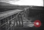 Standbild Fahrbahn Viadukt hoch über dem Tal Italien, 1945, aus Sekunde 36 historischem Filmmaterial Videoclip 65675059052