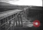 Standbild Fahrbahn Viadukt hoch über dem Tal Italien, 1945, aus Sekunde 37 historischem Filmmaterial Videoclip 65675059052