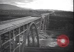 Standbild Fahrbahn Viadukt hoch über dem Tal Italien, 1945, aus Sekunde 38 historischem Filmmaterial Videoclip 65675059052