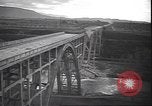 Standbild Fahrbahn Viadukt hoch über dem Tal Italien, 1945, aus Sekunde 39 historischem Filmmaterial Videoclip 65675059052