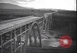 Standbild Fahrbahn Viadukt hoch über dem Tal Italien, 1945, aus Sekunde 40 historischem Filmmaterial Videoclip 65675059052