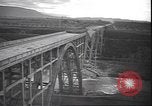 Standbild Fahrbahn Viadukt hoch über dem Tal Italien, 1945, aus Sekunde 41 historischem Filmmaterial Videoclip 65675059052
