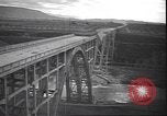 Standbild Fahrbahn Viadukt hoch über dem Tal Italien, 1945, aus Sekunde 42 historischem Filmmaterial Videoclip 65675059052