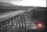 Standbild Fahrbahn Viadukt hoch über dem Tal Italien, 1945, aus Sekunde 43 historischem Filmmaterial Videoclip 65675059052