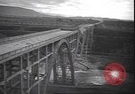 Standbild Fahrbahn Viadukt hoch über dem Tal Italien, 1945, aus Sekunde 44 historischem Filmmaterial Videoclip 65675059052