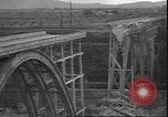Standbild Fahrbahn Viadukt hoch über dem Tal Italien, 1945, aus Sekunde 45 historischem Filmmaterial Videoclip 65675059052