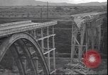 Standbild Fahrbahn Viadukt hoch über dem Tal Italien, 1945, aus Sekunde 46 historischem Filmmaterial Videoclip 65675059052