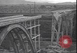 Standbild Fahrbahn Viadukt hoch über dem Tal Italien, 1945, aus Sekunde 47 historischem Filmmaterial Videoclip 65675059052