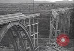 Standbild Fahrbahn Viadukt hoch über dem Tal Italien, 1945, aus Sekunde 48 historischem Filmmaterial Videoclip 65675059052