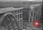 Standbild Fahrbahn Viadukt hoch über dem Tal Italien, 1945, aus Sekunde 49 historischem Filmmaterial Videoclip 65675059052