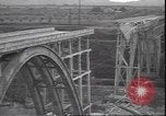 Standbild Fahrbahn Viadukt hoch über dem Tal Italien, 1945, aus Sekunde 50 historischem Filmmaterial Videoclip 65675059052