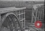 Standbild Fahrbahn Viadukt hoch über dem Tal Italien, 1945, aus Sekunde 51 historischem Filmmaterial Videoclip 65675059052
