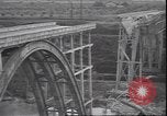 Standbild Fahrbahn Viadukt hoch über dem Tal Italien, 1945, aus Sekunde 52 historischem Filmmaterial Videoclip 65675059052