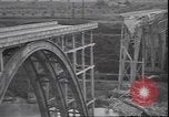 Standbild Fahrbahn Viadukt hoch über dem Tal Italien, 1945, aus Sekunde 53 historischem Filmmaterial Videoclip 65675059052
